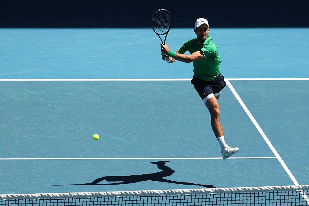 Djokovic in campo durante il match con Musetti a Melbourne 2026