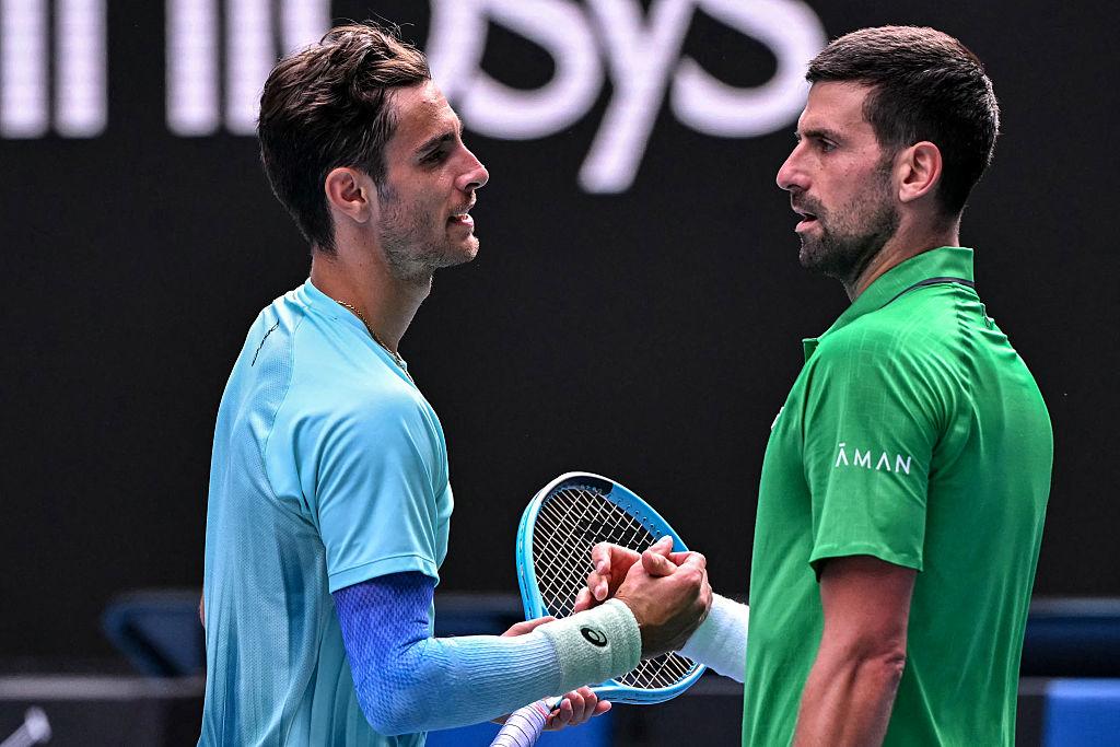 Musetti e Djokovic dopo il quarto di finale degli Australian Open 2026 terminato con il ritiro dell’azzurro