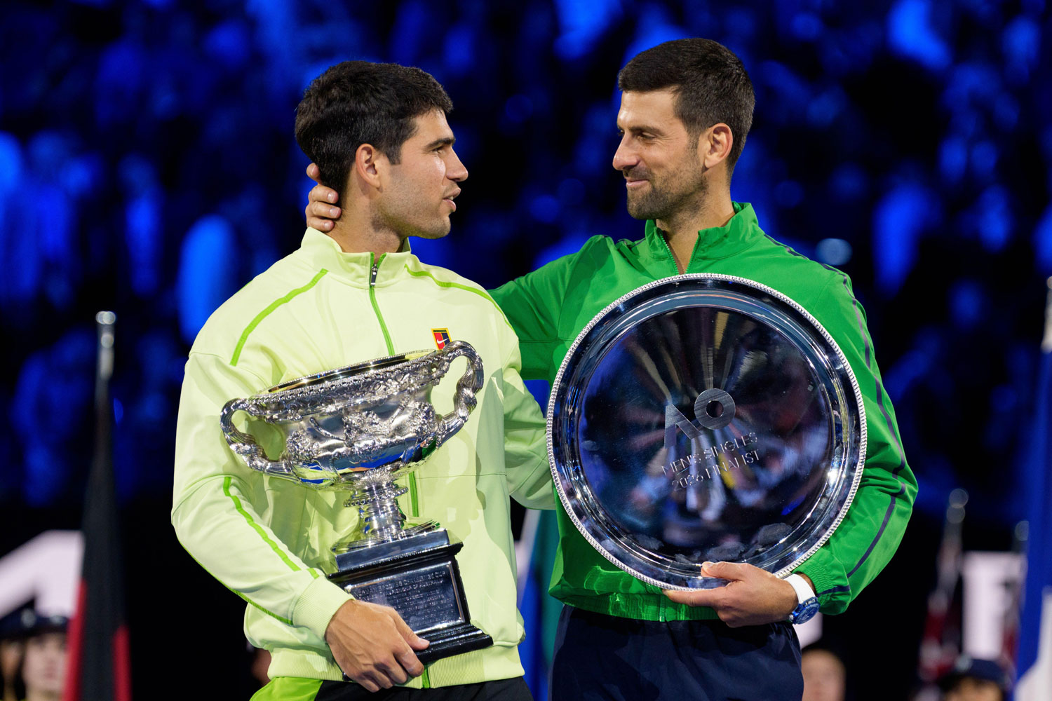 Carlos Alcaraz e Novak Djokovic con i trofei dopo la finale degli Australian Open sul campo centrale di Melbourne.