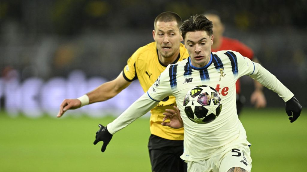 Giocatore dell’Atalanta in azione contro il Borussia Dortmund durante una partita di Champions League decisiva per la qualificazione