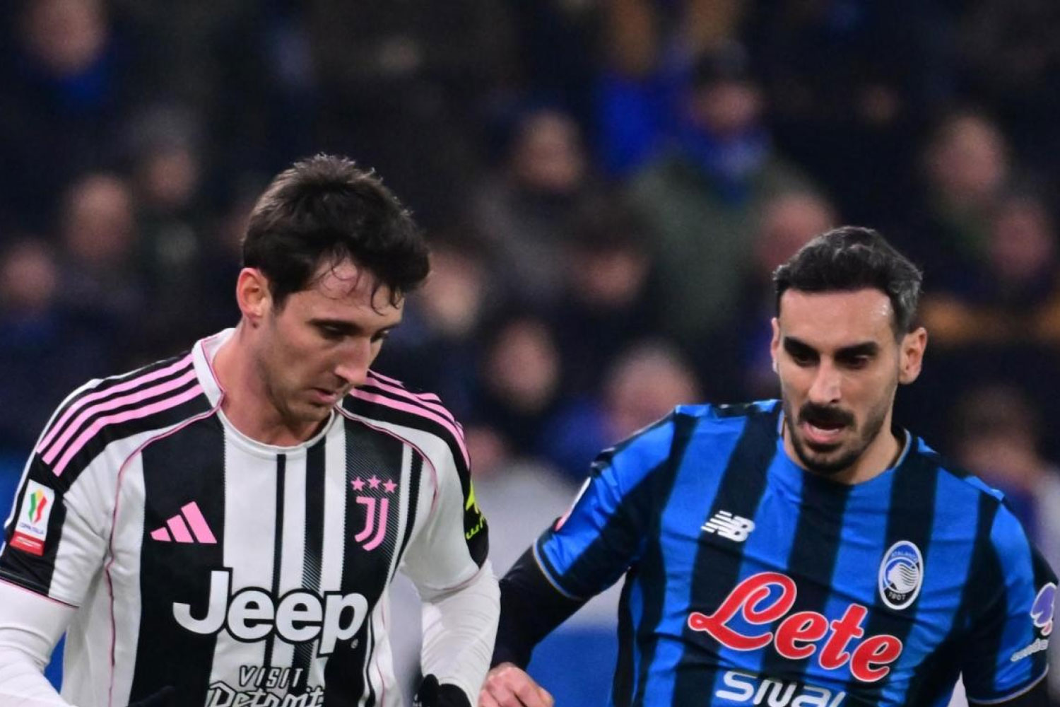Azione di gioco durante Atalanta–Juventus di Coppa Italia, con contrasto tra un giocatore della Juventus e uno dell’Atalanta.