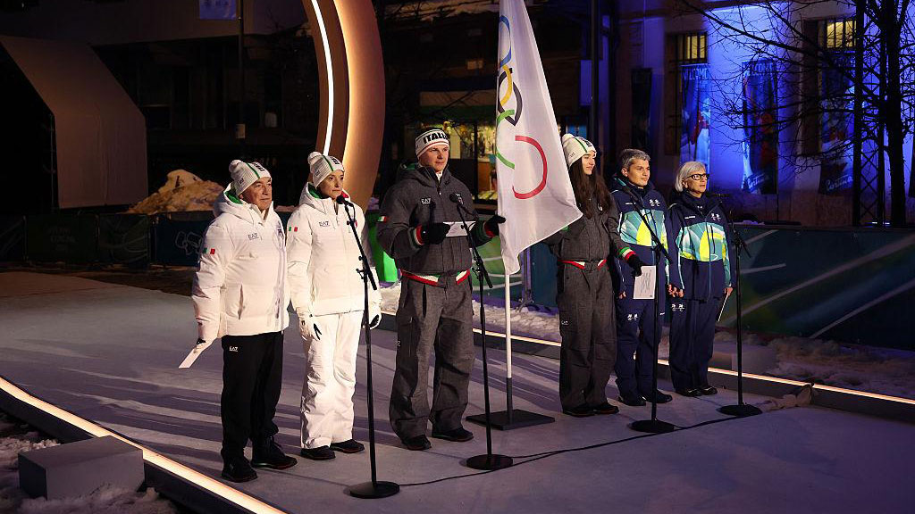 Cerimonia di chiusura delle Olimpiadi Invernali Milano-Cortina 2026 con alzabandiera olimpico e delegazione italiana