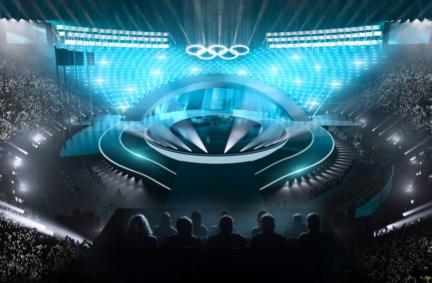 Cerimonia di chiusura delle Olimpiadi Invernali Milano-Cortina 2026 con palco centrale e anelli olimpici illuminati