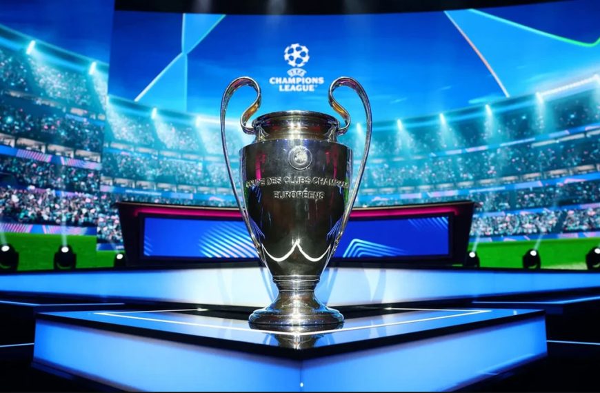 Coppa ufficiale della UEFA Champions League esposta in uno stadio illuminato prima di una giornata decisiva per le squadre italiane