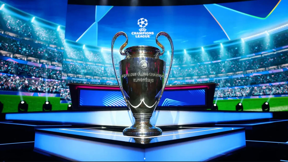 Coppa ufficiale della UEFA Champions League esposta in uno stadio illuminato prima di una giornata decisiva per le squadre italiane
