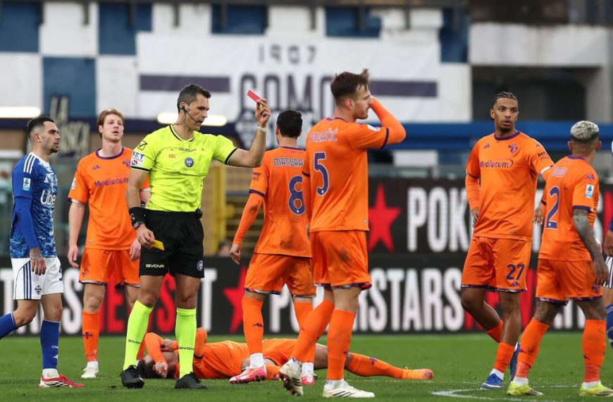 Azione di gioco durante Como-Fiorentina 1-2 del 14 febbraio in Serie A