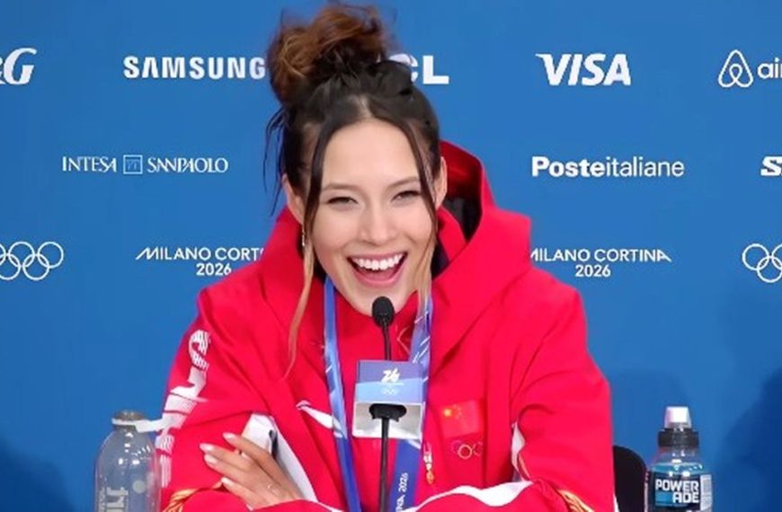 Eileen Gu in conferenza stampa a Milano Cortina 2026 dopo la brillante risposta al giornalista