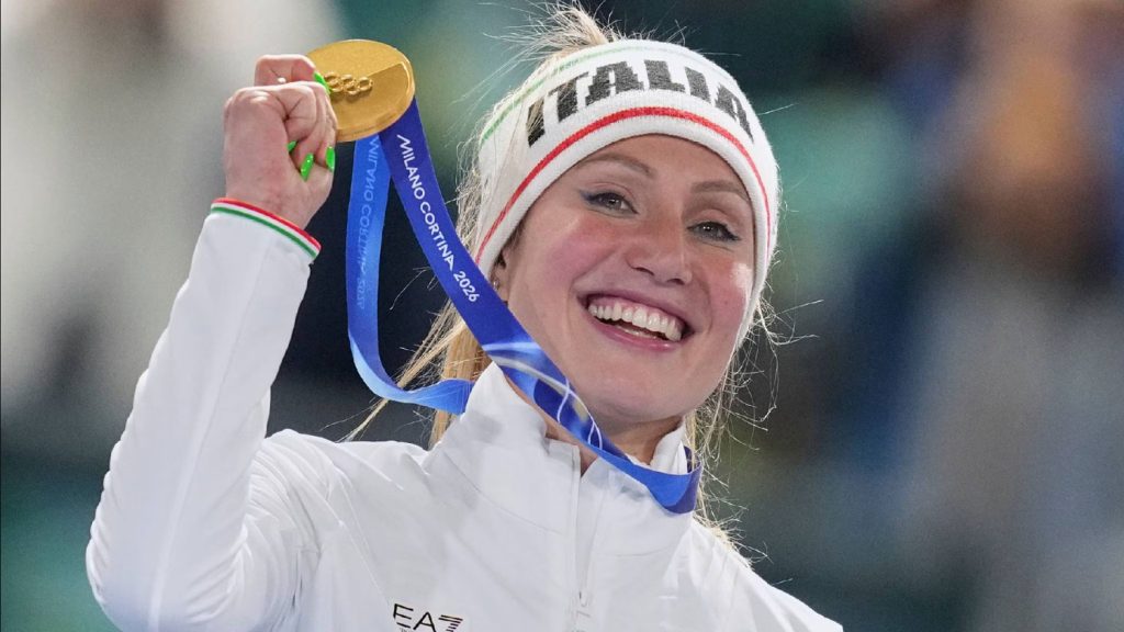 Francesca Lollobrigida con la medaglia olimpica dopo le polemiche di Sanremo 2026