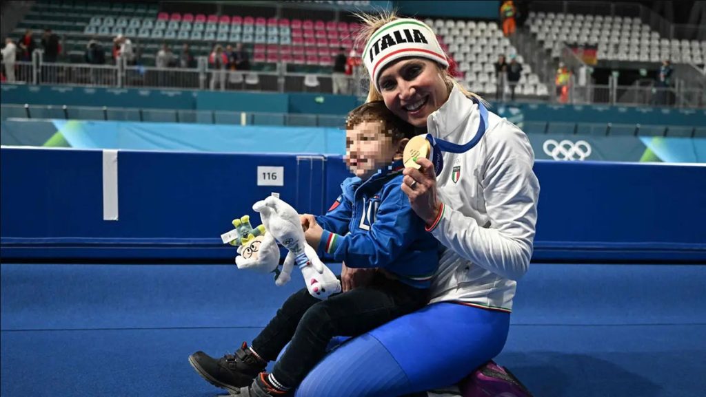 Francesca Lollobrigida con il figlio dopo la medaglia alle Olimpiadi Milano-Cortina 2026
