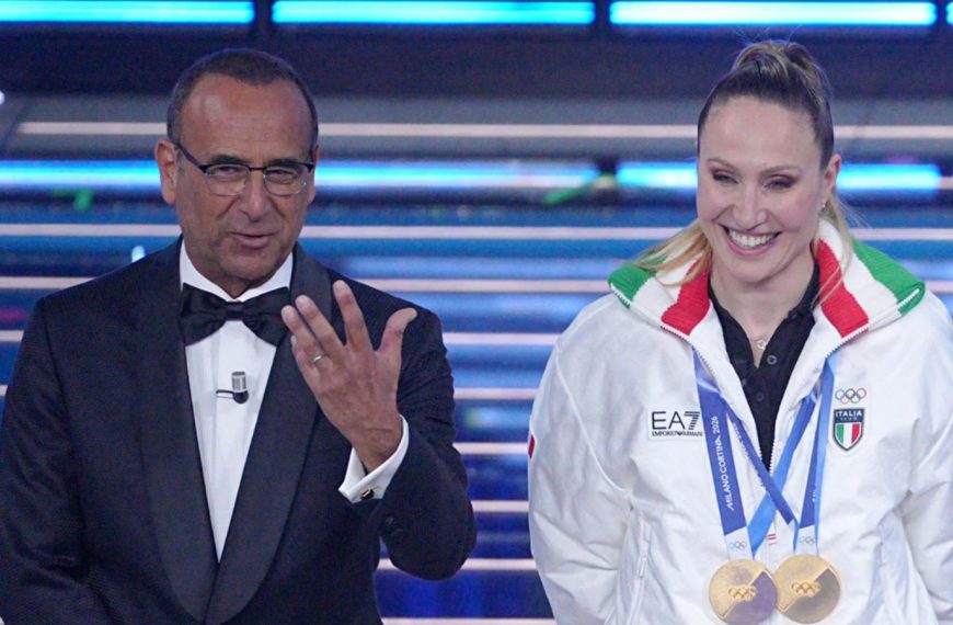 Francesca Lollobrigida a Sanremo 2026 con le medaglie olimpiche dopo la frase di Carlo Conti “mamma d’oro”