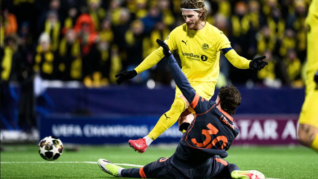 Giocatore del Bodø/Glimt contrastato da un calciatore dell’Inter durante una partita di Champions League decisiva per la qualificazione