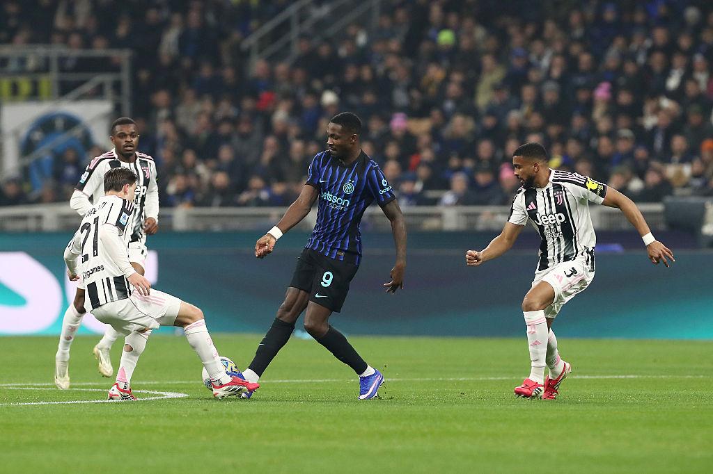 Azione di gioco in Inter Juventus 3-2 del 14 febbraio 2026: attaccante nerazzurro contrastato da Kalulu prima dell’episodio che ha portato all’espulsione del difensore bianconero.