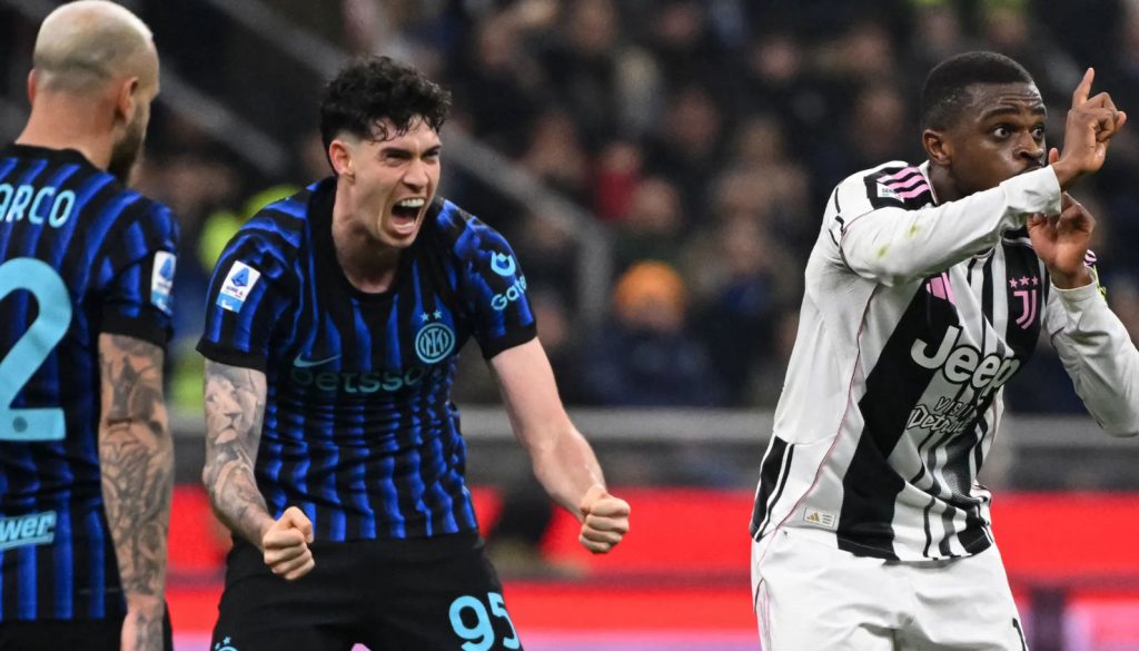 Giocatori dell’Inter esultano dopo l’espulsione di Kalulu in Inter-Juventus 3-2, episodio discusso per presunta simulazione di Bastoni