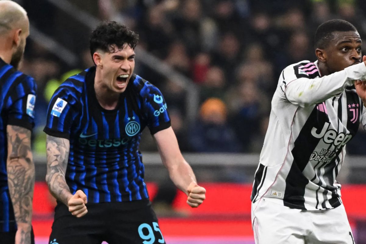 Giocatori dell’Inter esultano dopo l’espulsione di Kalulu in Inter-Juventus 3-2, episodio discusso per presunta simulazione di Bastoni