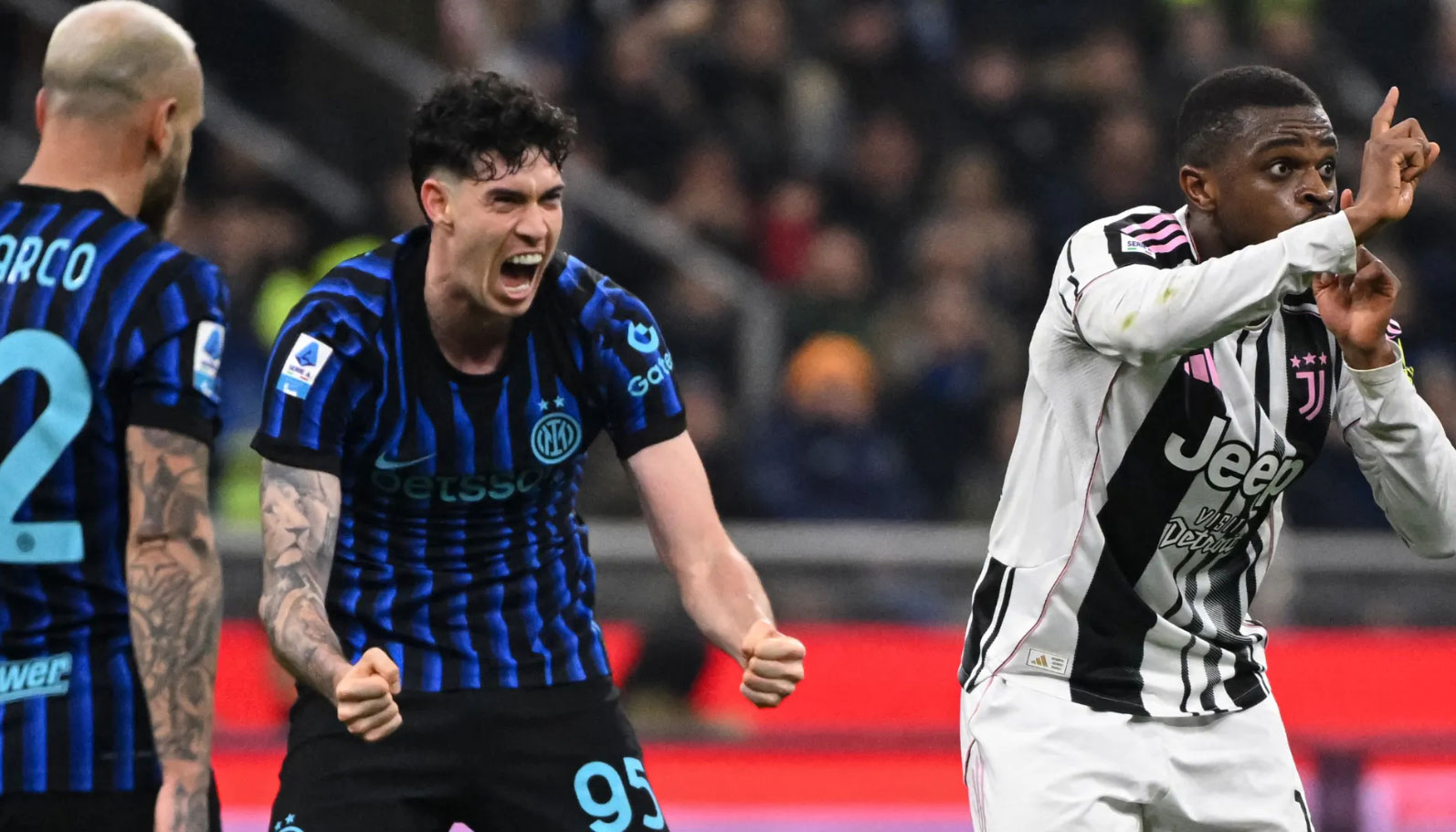 Giocatori dell’Inter esultano dopo l’espulsione di Kalulu in Inter-Juventus 3-2, episodio discusso per presunta simulazione di Bastoni