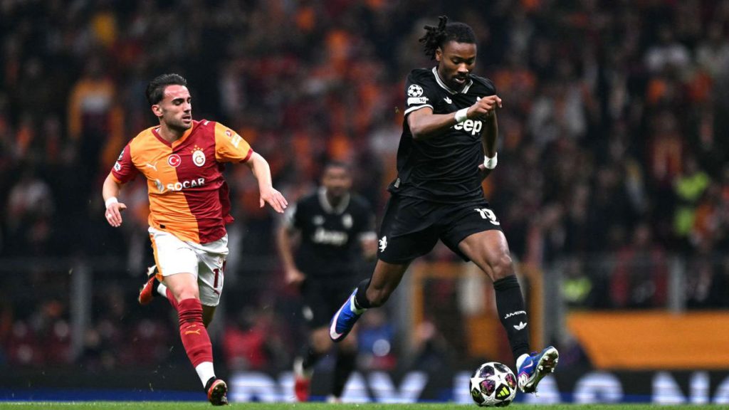 Giocatore della Juventus in azione contro il Galatasaray durante una partita di Champions League decisiva per la qualificazione