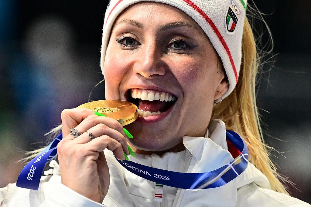 Francesca Lollobrigida morde la medaglia d’oro conquistata nei 3000 metri alle Olimpiadi Invernali Milano-Cortina 2026