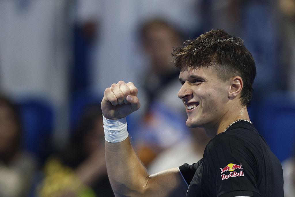 Jakub Mensik durante il quarto di finale di Doha contro Jannik Sinner, match che ha eliminato l’azzurro dal torneo ATP