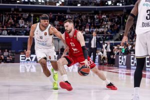 Giocatore dell’Olimpia Milano in azione contro Dubai Basketball nella partita di Eurolega del 13 febbraio 2026, terminata con la sconfitta dei milanesi.