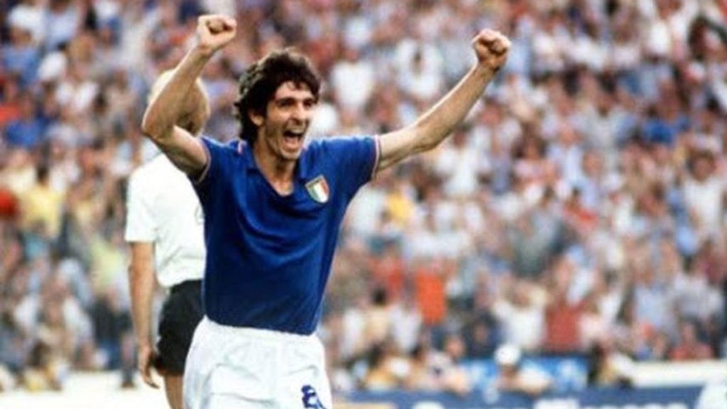 Paolo Rossi esulta con le braccia alzate durante Italia-Brasile 3-2 del 5 luglio 1982 ai Mondiali di Spagna