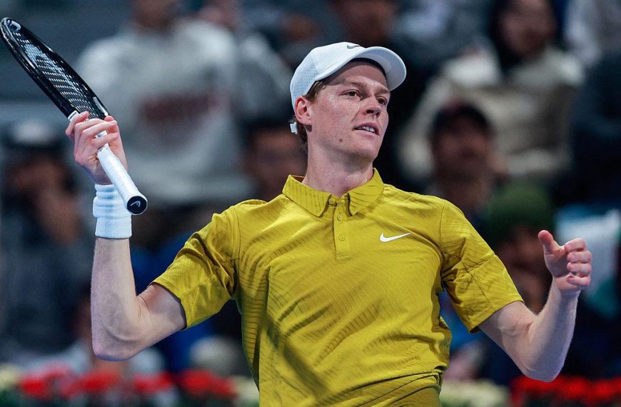 Jannik Sinner reagisce con delusione durante il quarto di finale a Doha perso contro il numero 16 ATP Jakub Mensik