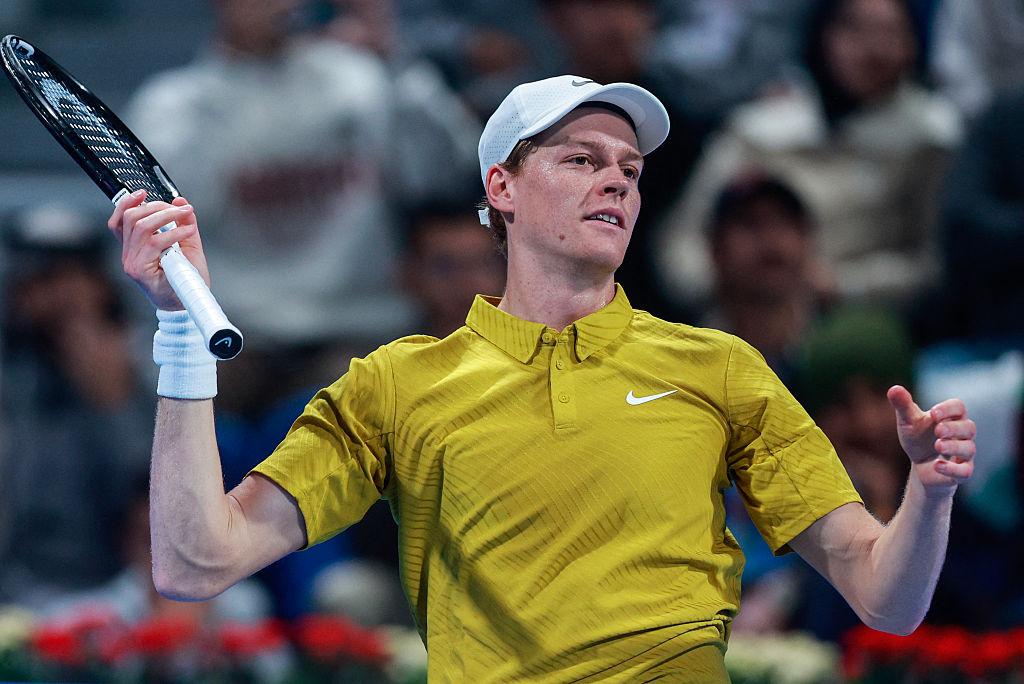Jannik Sinner reagisce con delusione durante il quarto di finale a Doha perso contro il numero 16 ATP Jakub Mensik