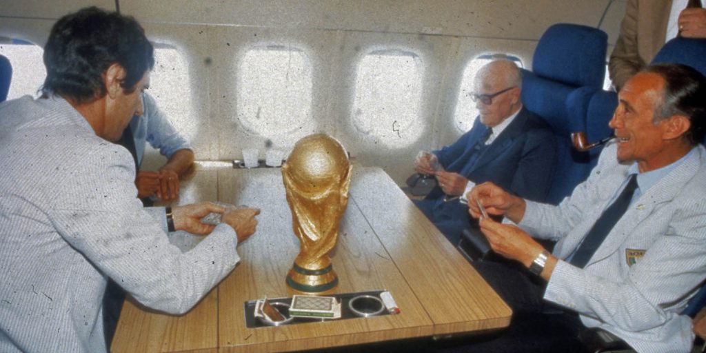 Zoff, Pertini e Bearzot giocano a carte sull’aereo con la Coppa del Mondo dopo la vittoria ai Mondiali 1982