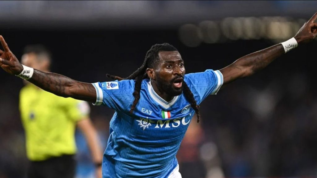 Frank Anguissa esulta con la maglia del Napoli durante una partita di Serie A