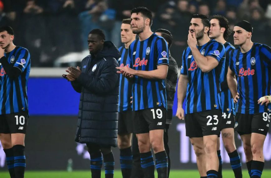 Giocatori dell’Atalanta delusi dopo la pesante sconfitta in Champions League