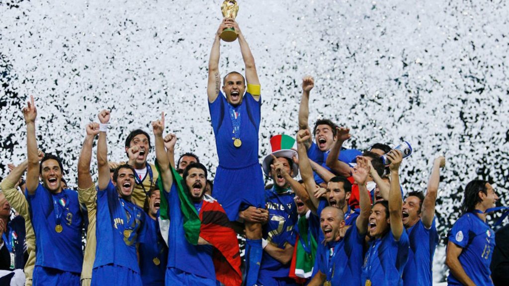 Fabio Cannavaro alza la Coppa del Mondo dopo la vittoria dell’Italia nel 2006