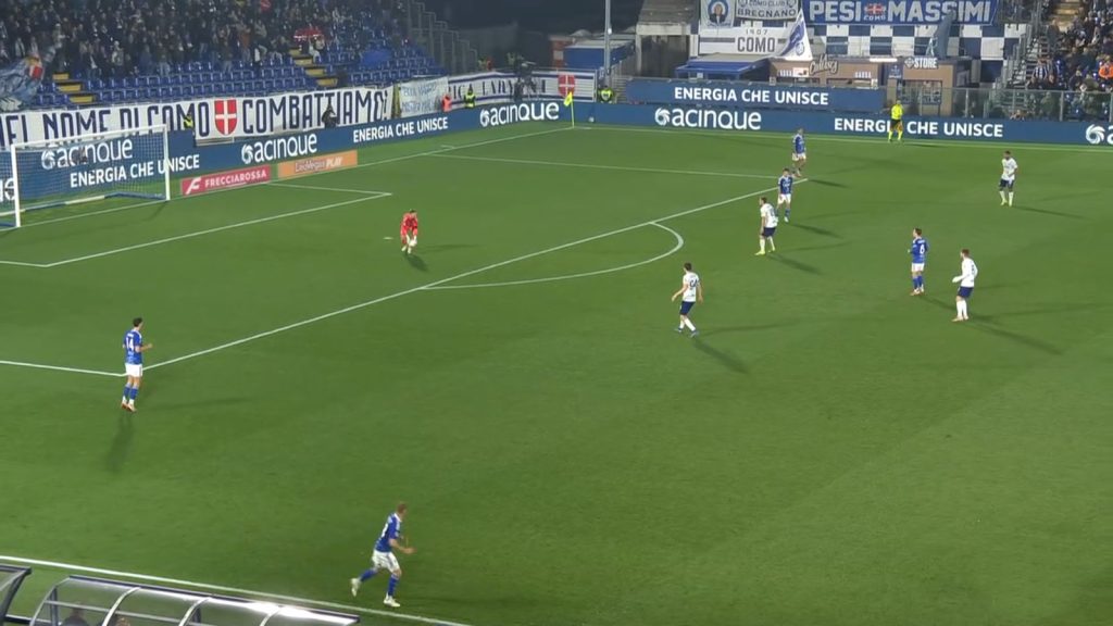 Il portiere del Como rilancia il pallone durante la partita di Coppa Italia contro l’Inter