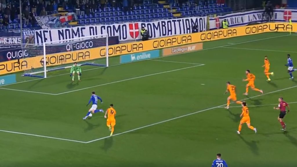 ouvikas del Como davanti alla porta della Roma nell’azione del gol nella partita di Serie A