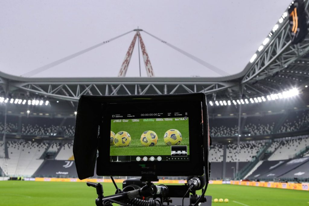 Telecamera televisiva in uno stadio di Serie A durante una partita di calcio