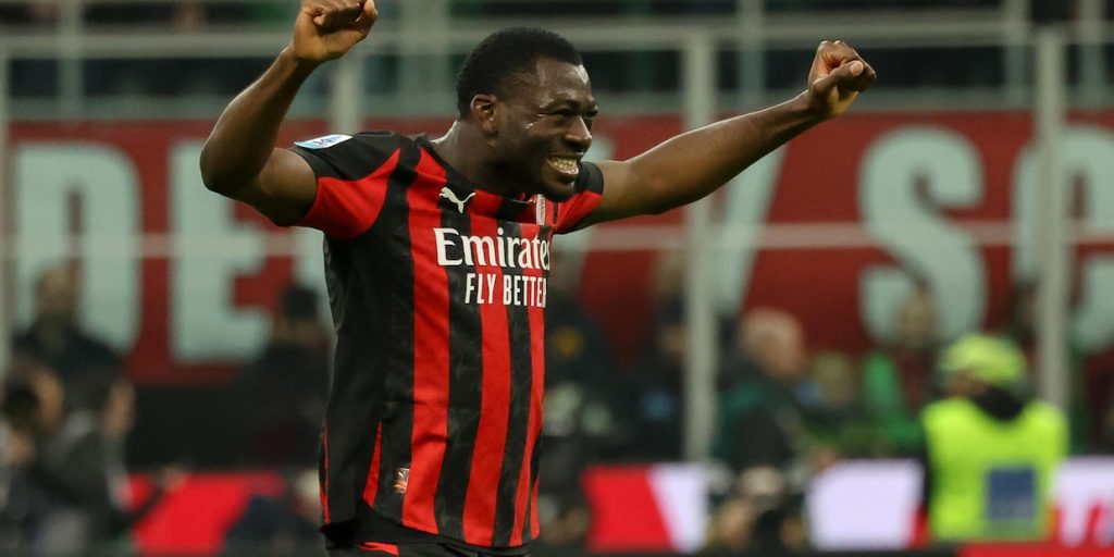 Pervis Estupiñán esulta dopo il gol decisivo nel derby Milan Inter di Serie A