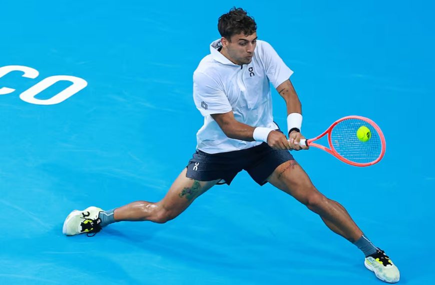 Flavio Cobolli colpisce di rovescio nella finale dell’ATP 500 di Acapulco 2026