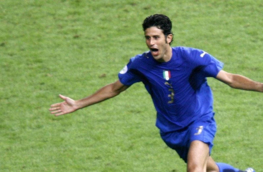 Fabio Grosso segna e corre verso la panchina dopo il gol decisivo in Germania Italia semifinale Mondiale 2006