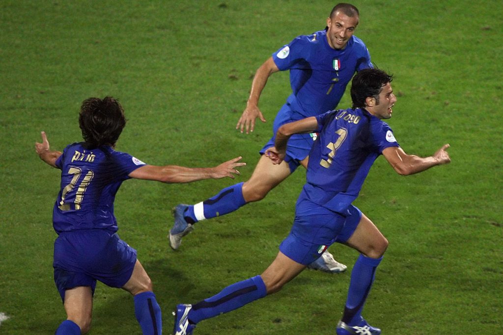 Fabio Grosso corre dopo il gol alla Germania nella semifinale dei Mondiali 2006 con Pirlo e Del Piero