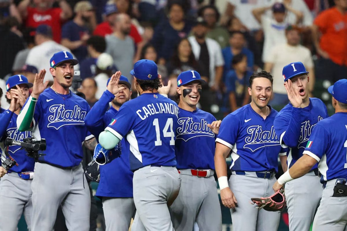 Giocatori della nazionale italiana di baseball esultano dopo un punto contro gli Stati Uniti nel World Baseball Classic