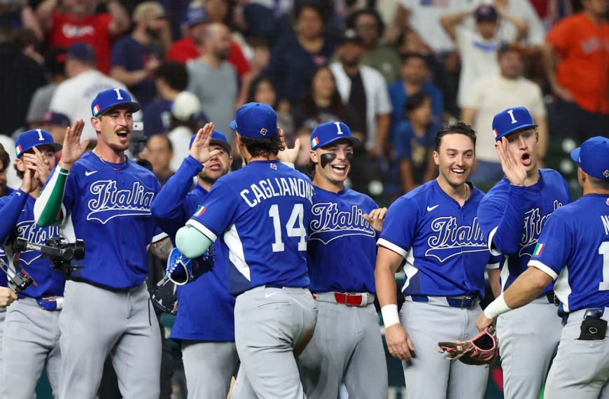 Giocatori della nazionale italiana di baseball esultano dopo un punto contro gli Stati Uniti nel World Baseball Classic