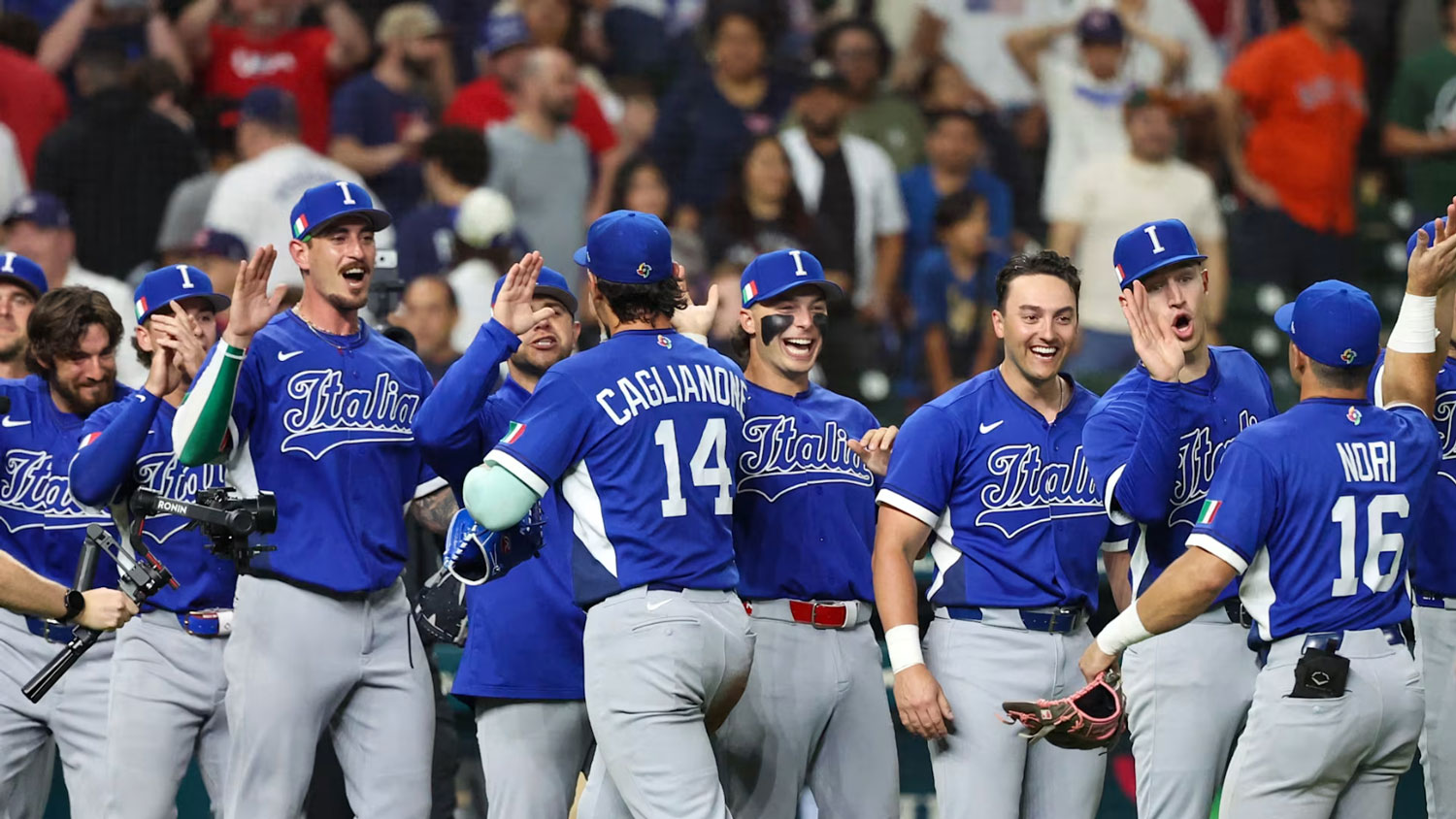 Giocatori della nazionale italiana di baseball esultano dopo un punto contro gli Stati Uniti nel World Baseball Classic