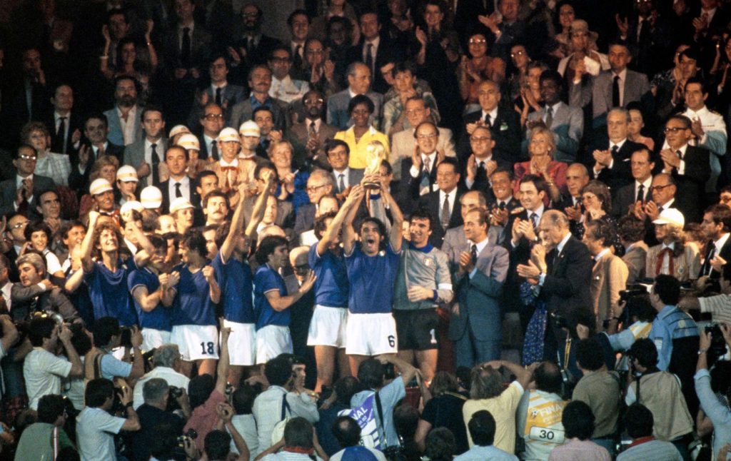 La Nazionale italiana festeggia alzando la Coppa del Mondo dopo la vittoria nella finale dei Mondiali 1982 a Madrid