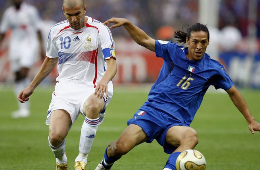 Zidane contrastato da Camoranesi nella finale dei Mondiali 2006 tra Italia e Francia