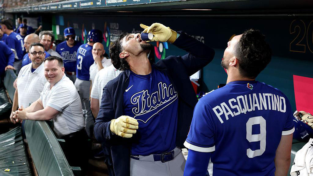 Giocatore dell’Italy national baseball team beve caffè nel dugout durante la partita contro la United States national baseball team al World Baseball Classic 2026