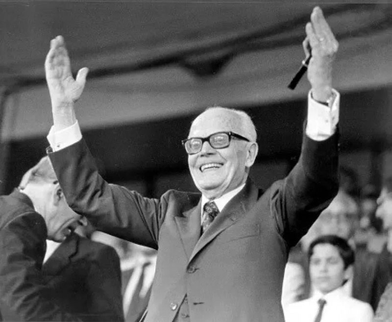Sandro Pertini esulta allo stadio Bernabéu durante la finale dei Mondiali 1982 vinta dall’Italia