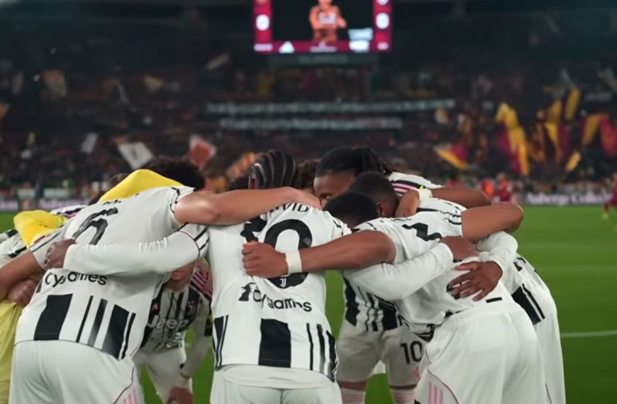 La Juventus unita nel cerchio prima del calcio d’inizio contro la Roma all’Olimpico
