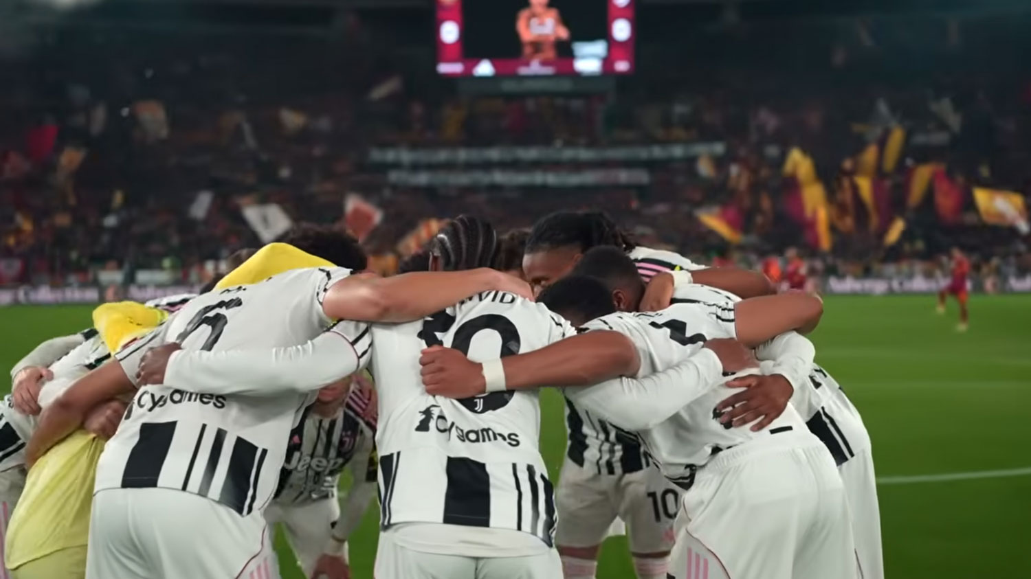 La Juventus unita nel cerchio prima del calcio d’inizio contro la Roma all’Olimpico