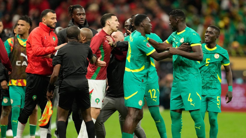 Giocatori del Senegal festeggiano la vittoria della Coppa d’Africa con il trofeo durante la premiazione