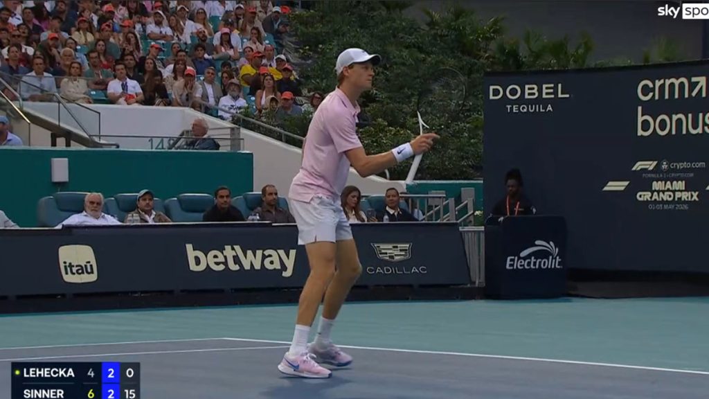 Jannik Sinner in azione durante la finale del Miami Open 2026 contro Jiří Lehečka