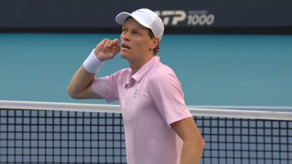 Jannik Sinner esulta durante il match contro Michelsen al Miami Open 2026