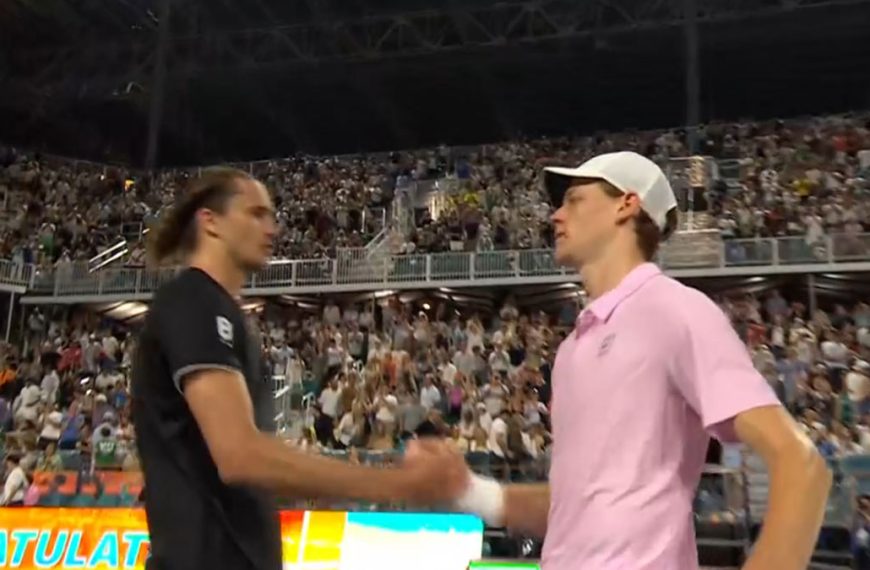 Jannik Sinner saluta Alexander Zverev dopo la semifinale del Miami Open 2026